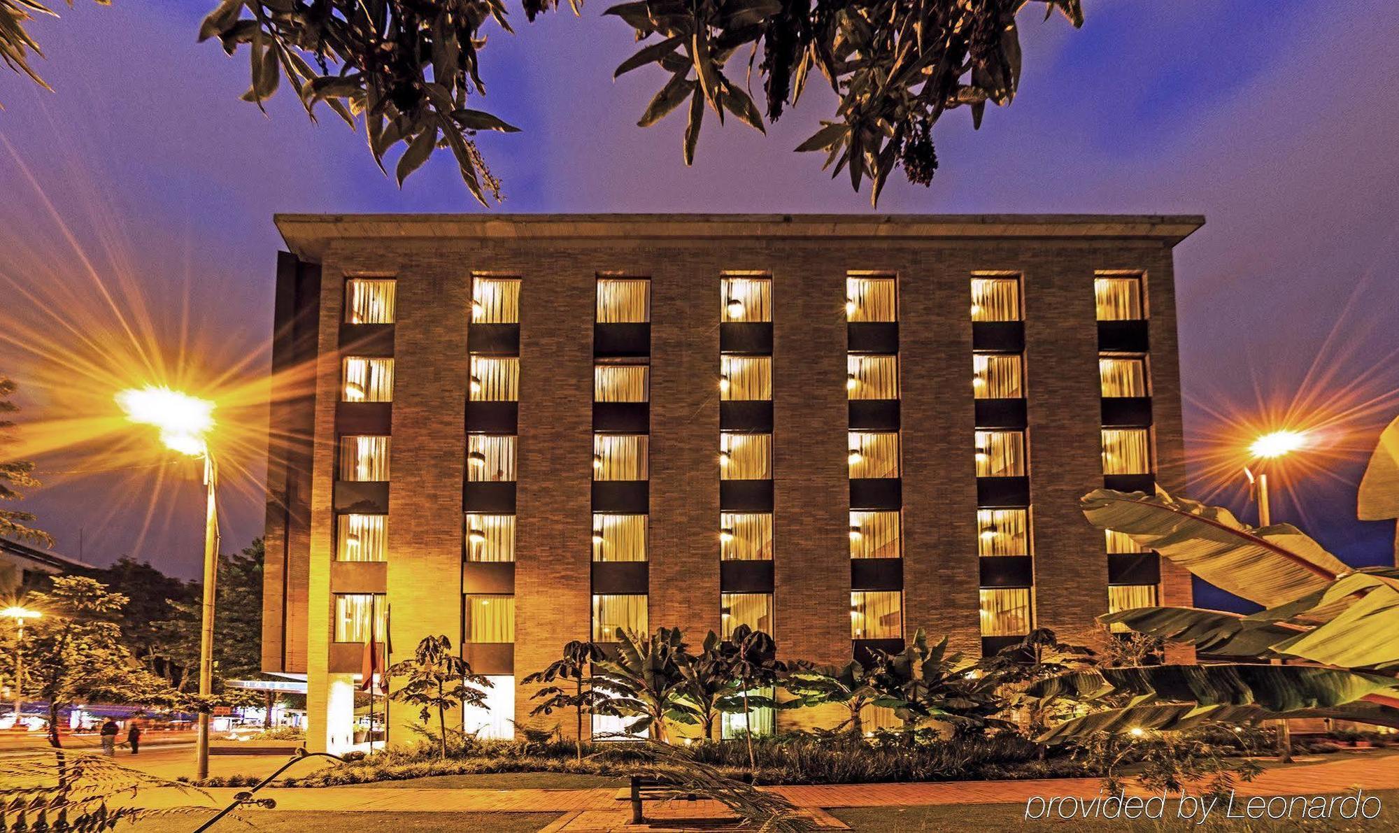 Hotel Morrison Usaquen Богота Екстериор снимка The hotel at night