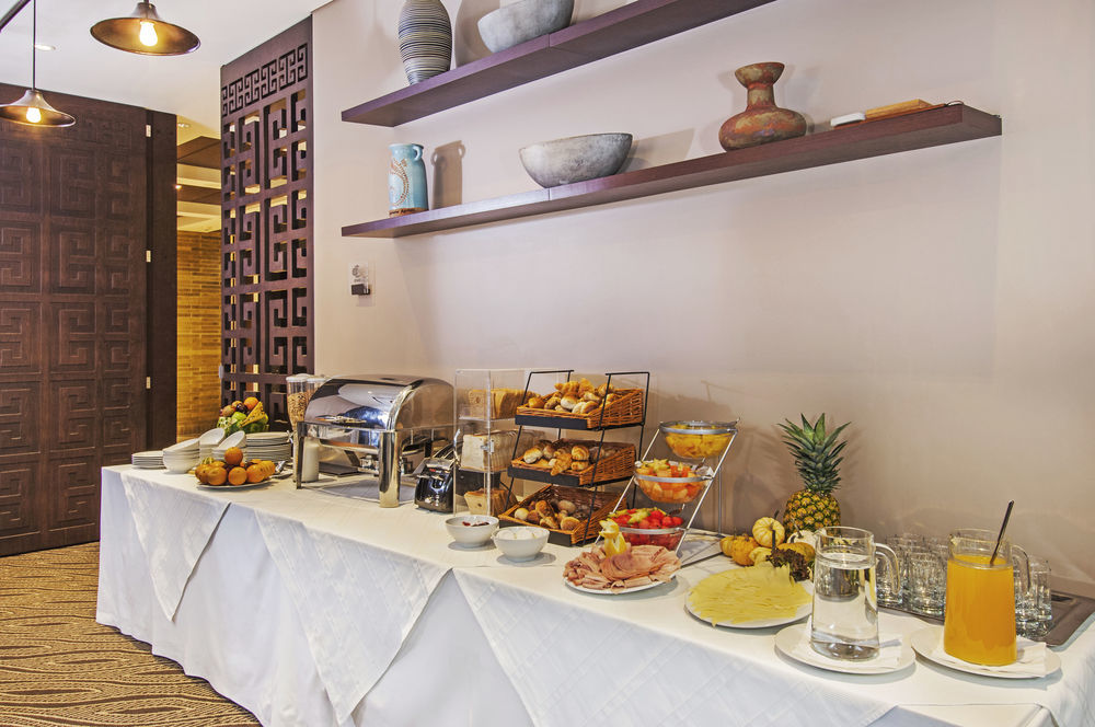 Hotel Morrison Usaquen Богота Екстериор снимка A buffet table